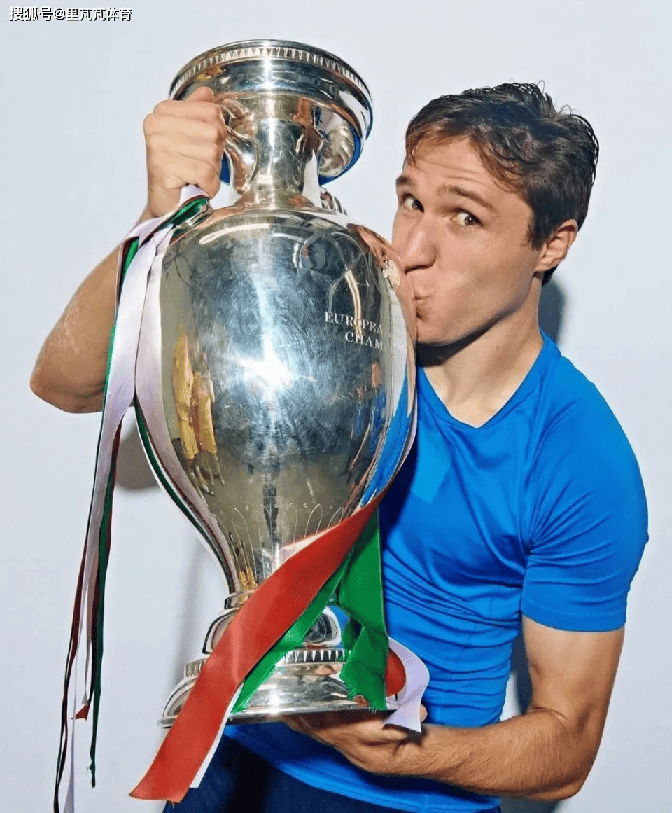 到底图啥呢？在利物浦毫无表现机会，却婉拒意大利豪门轮番邀约